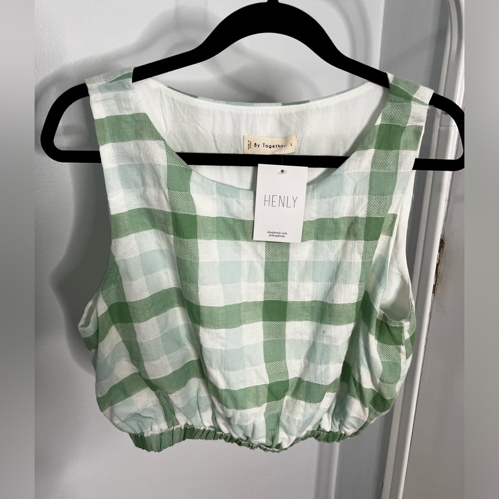 Super Cute HENLY cropped top! Size LARGE